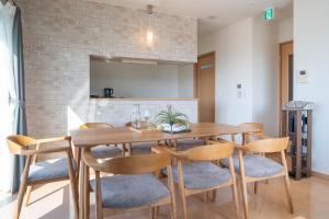 een eetkamer met een houten tafel en stoelen bij Clematis in Nakafurano +116 foto's