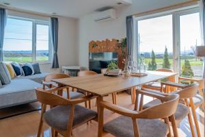 een woonkamer met een houten tafel en stoelen bij Clematis in Nakafurano