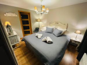 a bedroom with a bed with two towels on it at El Bre du Faubourg in Walcourt