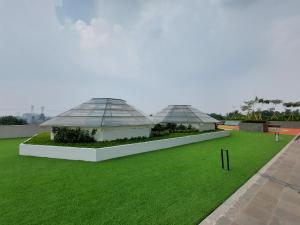 Κήπος έξω από το Cozy and Modern Studio at Serpong Garden Apartment By Travelio