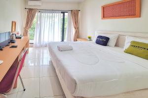 Katil atau katil-katil dalam bilik di Urbanview Hotel Tridaya Cisarua Puncak