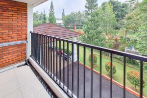 Balkoni atau teres di Urbanview Hotel Tridaya Cisarua Puncak