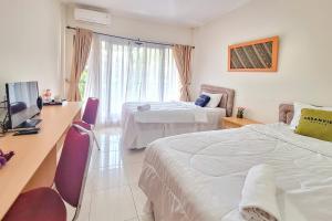 TV a/nebo společenská místnost v ubytování Urbanview Hotel Tridaya Cisarua Puncak