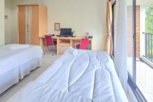 Katil atau katil-katil dalam bilik di Urbanview Hotel Tridaya Cisarua Puncak