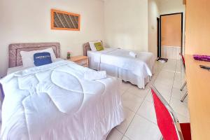 Katil atau katil-katil dalam bilik di Urbanview Hotel Tridaya Cisarua Puncak