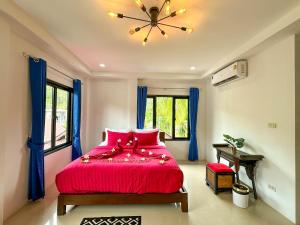 Un ou plusieurs lits dans un hébergement de l'établissement Amara Beach Resort Koh Phangan
