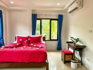 Un ou plusieurs lits dans un hébergement de l'établissement Amara Beach Resort Koh Phangan