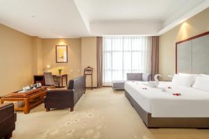 Postel nebo postele na pokoji v ubytování Zhangzhou Yuyuan Hotel