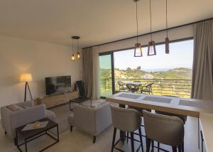 Televisyen dan/atau pusat hiburan di Ilgaz Vineyard Suite by HolidayKeys