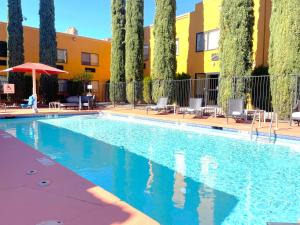 Bazén v ubytování Holiday Inn Express Sedona - Oak Creek by IHG nebo v jeho okolí