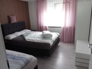 Postel nebo postele na pokoji v ubytování Apartments Metzingen Panoramablick