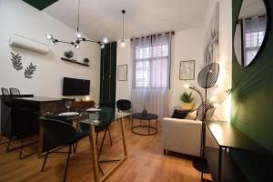 Μια τηλεόραση ή/και κέντρο ψυχαγωγίας στο Living4Malaga Green Harmony Center