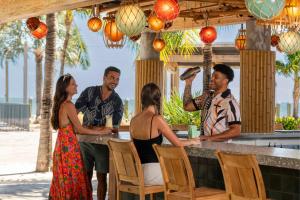 un groupe de personnes debout autour d'un bar dans l'établissement Three Waters Resort and Marina, Islamorada, a Tribute Portfolio Resort, à Islamorada 258 autres photos