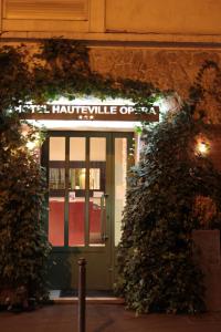 Una porta di un edificio con l'edera che cresce intorno a esso di Hotel Hauteville Opera a Parigi