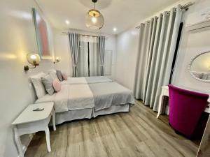 Un dormitorio con una cama blanca y una mesa. en Paris Dream Villa, en Villejuif 24 fotos más