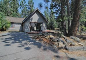 The Jack McCarthy Cabin في تاهو فيستا: منزل صغير في الغابة مع شرفة