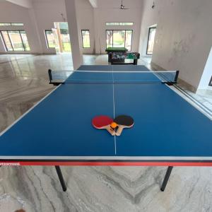 Stolní tenis v ubytování Atithi Stays nebo okolí