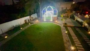 una vista aérea de un jardín por la noche en Paris Dream Villa, en Villejuif