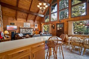 Mynd úr myndasafni af Honey Bear Cabin í Carnelian Bay