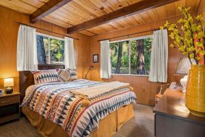 Postel nebo postele na pokoji v ubytování Honey Bear Cabin