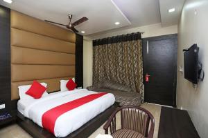 Hotel O Samrat客房内的一张或多张床位