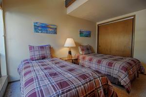 2 camas en una habitación pequeña con lámpara en The Happy Haven, en Kings Beach 30 fotos más