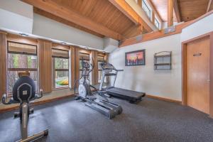 un gimnasio con dos cintas de correr y dos bicicletas estáticas en The Happy Haven, en Kings Beach