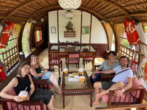 Thara's Houseboat的休息区