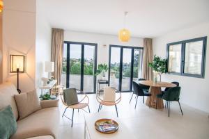 Et opholdsområde på Maisonnette with swimming pool