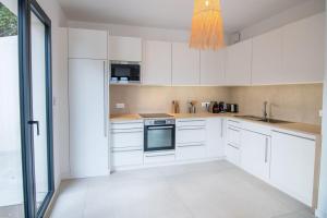 Køkken eller tekøkken på Maisonnette with swimming pool + 16 billeder