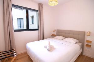 En eller flere senge i et værelse på Maisonnette with swimming pool