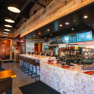 圣地亚哥加斯兰普区希尔顿酒店餐厅或其他用餐的地方