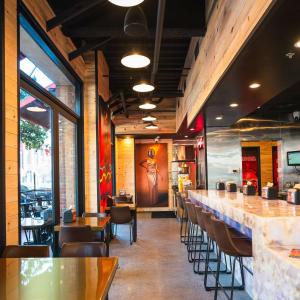 圣地亚哥加斯兰普区希尔顿酒店餐厅或其他用餐的地方