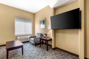TV a/nebo společenská místnost v ubytování Quality Inn and Suites Groesbeck