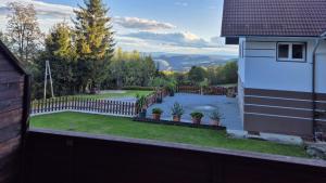 a view of a yard with a fence and plants at Ferienwohnungen Wagenradl Stubenberg in Stubenberg