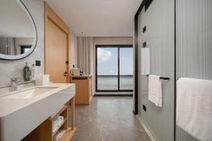 Un ou plusieurs lits dans un hébergement de l'établissement Hilton Garden Inn Shanghai Caoyang