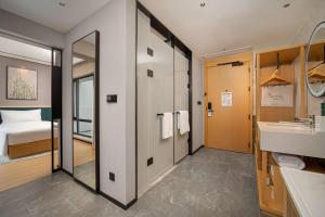 Un ou plusieurs lits dans un hébergement de l'établissement Hilton Garden Inn Shanghai Caoyang