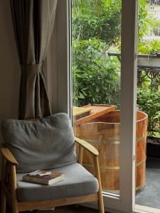 un libro appoggiato su una sedia davanti a una porta di HIDDEN GEM*HEART of THE OLD QUARTER*5BR*FULL HOUSE a Hanoi Altre 39 foto