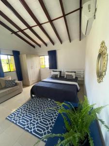 una camera con un letto e un tappeto in una stanza di Residencia Piri a Piribebuy