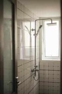 una doccia in un bagno con finestra di HIDDEN GEM*HEART of THE OLD QUARTER*5BR*FULL HOUSE a Hanoi