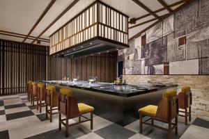 Un restaurante u otro lugar para comer en Vignette Collection Shanghai Snow World Hotel by IHG