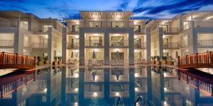 Бассейн в Bellis Deluxe Hotel & Heated for Winter Aqua Park или поблизости