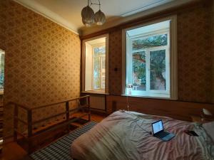 Voodi või voodid majutusasutuse Ambience Hostel & Apartments toas