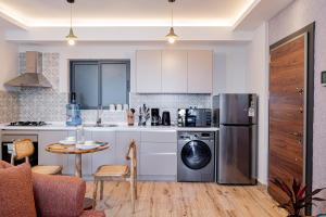 Kuchyň nebo kuchyňský kout v ubytování Elite One Bedroom Apartment,Swimming pool, gym, workspace ,Wonderiss Homes close proximity to GTC, JW Mariott and Kempinski