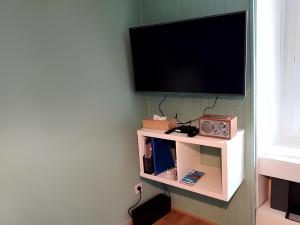 TV a/nebo společenská místnost v ubytování Studio Vauban petite gargouille, vue panoramique et ensoleillée