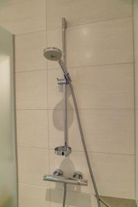 une douche avec pommeau de douche dans une salle de bain dans l'établissement neues Studio Appartement M&M, à Schladming 12 autres photos