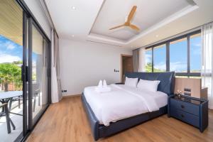Ένα ή περισσότερα κρεβάτια σε δωμάτιο στο Mouana Grande - Tropical Luxury Living in a New 5BR Pool Villa 96-4 +39 φωτογραφίες