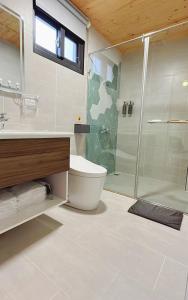 Un baño con ducha, inodoro y lavabo. en 古栗House-2至6人包層公寓民宿, en Taitung 47 fotos más