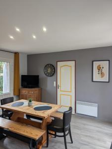 Gouville-sur-MerにあるLe Village du Phareのダイニングルーム(テーブル、椅子付)、黄色のドア +77枚の写真