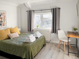 une chambre avec un lit avec des serviettes dessus dans l'établissement Cozy Hideaway With Hot Tub Sauna Sleeps 7, à Falmer